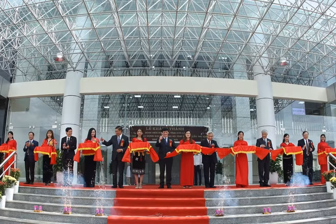 Cắt băng khánh thành công trình Bệnh viện đa khoa tỉnh Sơn la 550 gường bệnh. 