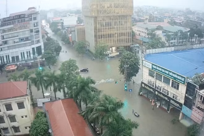 Đường Hoàng Văn Thụ ở trung tâm TP Thái Nguyên bị ngập úng, các phương tiện đi lại khó khăn.