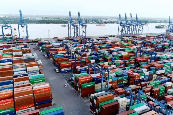 Cảng Cát Lái hiện còn tồn đọng nhiều container phế liệu nhập khẩu không đạt chất lượng.