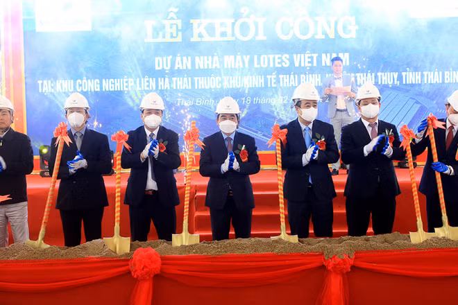 Các đại biểu tại lễ khởi công dự án 120 triệu USD của Công ty TNHH Lotes Việt Nam tại Khu công nghiệp Liên Hà Thái (thuộc Khu kinh tế Thái Bình).