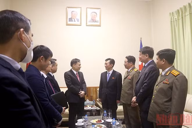 Đoàn đại biểu Ban Đối ngoại Trung ương thăm Đại sứ quán Triều Tiên. 