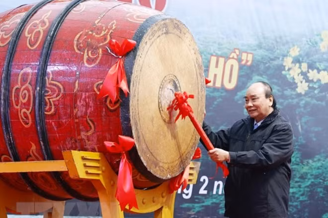 Chủ tịch nước Nguyễn Xuân Phúc đánh trống phát động Tết trồng cây tại Phú Thọ. (Ảnh: TTXVN)