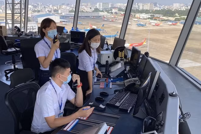 Kíp trực tại Đài Kiểm soát không lưu Tân Sơn Nhất. (Ảnh: VATM)