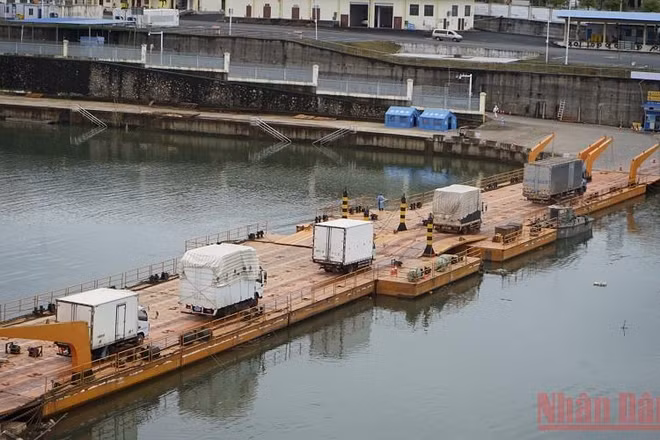 Hàng hoá thông quan qua lối mở Cầu phao Km3+4 Hải Yên, Móng Cái sáng ngày 3/2/2022.