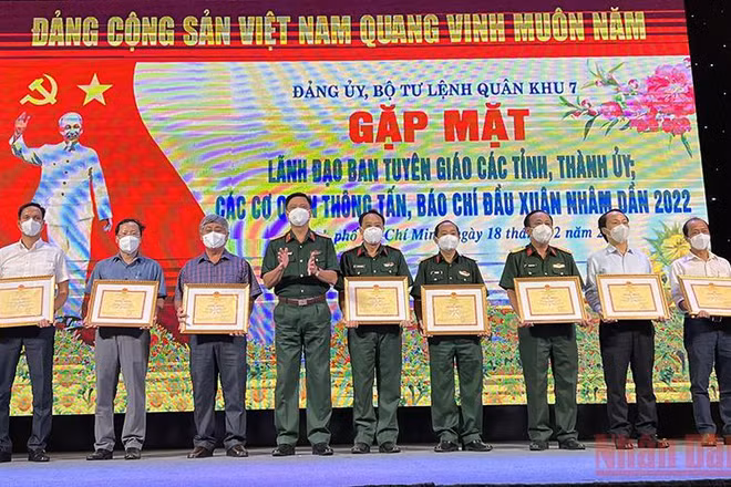 Đại diện lãnh đạo Cơ quan Thường trực Báo Nhân Dân tại thành phố Hồ Chí Minh nhận bằng khen của Đảng ủy, Bộ Tư lệnh Quân khu 7.