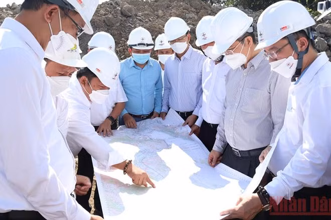 Đoàn công tác của EVN và EVNNPT kiểm tra thực tế tiến độ thi công tại 1 điểm móng cột trên công trường.