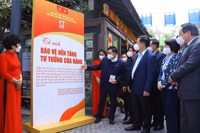 Đồng chí Nguyễn Trọng Nghĩa cùng cán bộ, biên tập viên Nhà xuất bản tham quan Tủ sách "Bảo vệ nền tảng tư tưởng của Đảng" tại Phố sách 19 tháng 12.