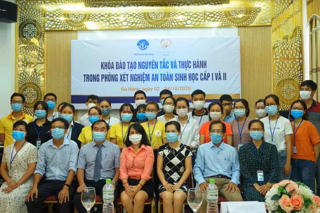 Đà Nẵng tổ chức tập huấn an toàn sinh học trong phòng xét nghiệm.