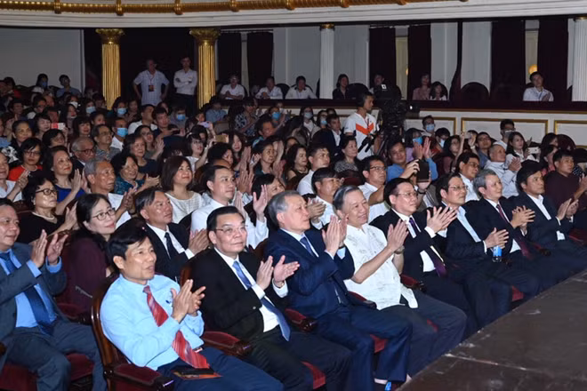 Các đồng chí lãnh đạo Đảng, Nhà nước; lãnh đạo TP Hà Nội, Huế và TP Hồ Chí Minh và đông đảo khán giả tham dự chương trình.