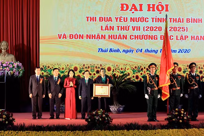 Phó Chủ tịch nước Đặng Thị Ngọc Thịnh trao Huân chương Độc lập hạng Nhất cho cho Đảng bộ, chính quyền và nhân dân tỉnh Thái Bình