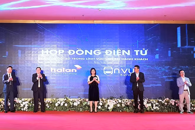 Đại diện các ban, sở, ngành và doanh nghiệp ấn nút công bố nền tảng Hợp đồng điện tử trong lĩnh vực vận tải hành khách. 