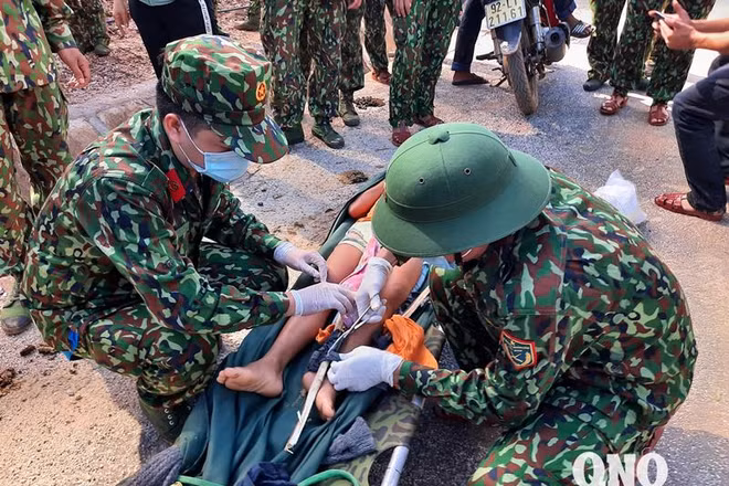 Sơ cứu nạn nhân tại hiện trường (Ảnh: Báo Quảng Nam).