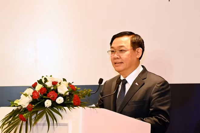 Đồng chí Vương Đình Huệ, Ủy viên Bộ Chính trị, Bí thư Thành ủy phát biểu ý kiến tại buổi tọa đàm.