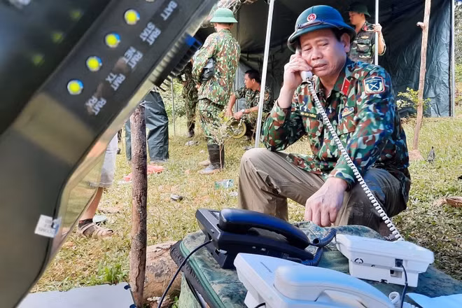 Thông tin từ hiện trường với Sở chỉ huy tiền phương trung ương được diễn ra liên tục. (Ảnh: Nhóm PV Báo Quảng Nam)