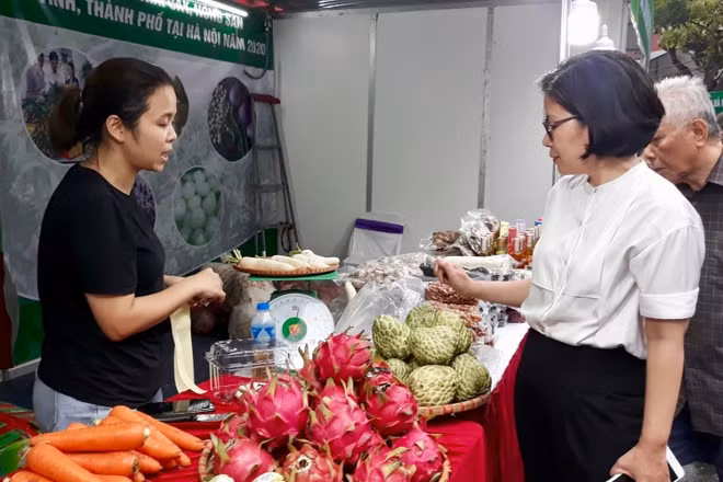 Người tiêu dùng tham quan, mua sắm tại Tuần hàng trái cây, nông sản các tỉnh, thành phố tại TTTM Mipec Long Biên.
