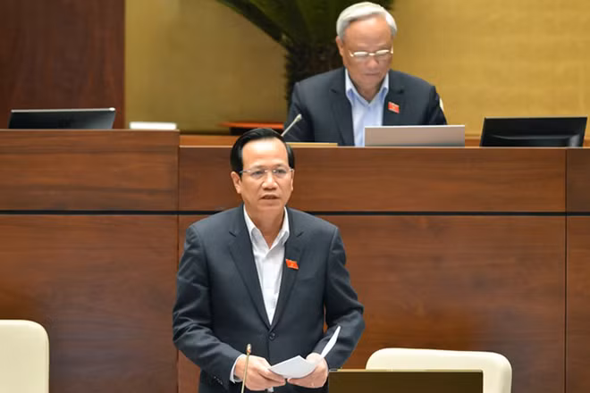 Bộ trưởng Lao động, Thương binh và Xã hội Đào Ngọc Dung phát biểu giải trình, chiều 23-10.