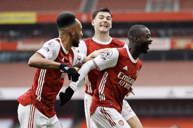 Pepe (phải) tỏa sáng, ghi bàn thứ 2 cho Arsenal. 