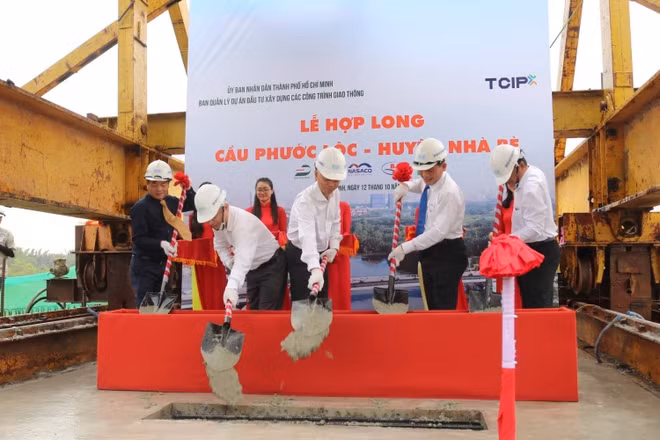 Lãnh đạo thành phố dự Lễ Hợp long công trình cầu Phước Lộc, sáng 12-10.