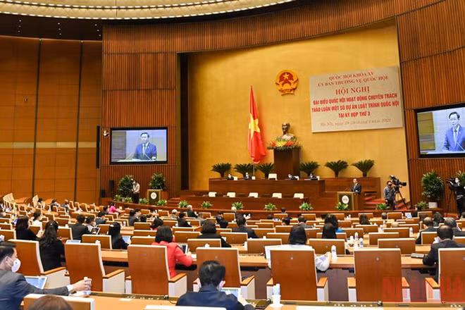 Hội nghị đại biểu Quốc hội hoạt động chuyên trách diễn ra trong hai ngày 28, 29/3 theo hình thức trực tiếp kết hợp với trực tuyến, với điểm cầu chính tại hội trường Diên Hồng, Nhà Quốc hội. 