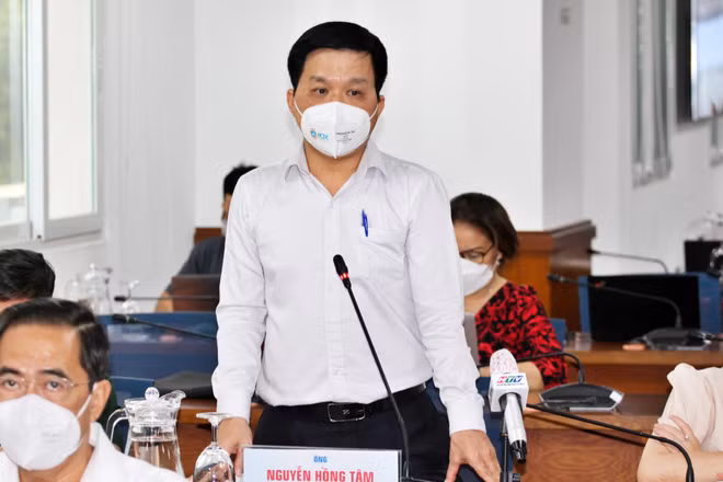 Đại diện HCDC trả lời câu hỏi của phóng viên tại buổi họp báo.