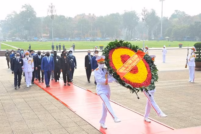 Hình ảnh Tổng thống Sierra Leone vào Lăng viếng Chủ tịch Hồ Chí Minh