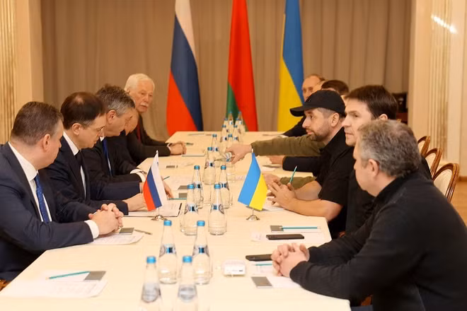 Phái đoàn Nga và Ukraine tại cuộc đàm phán ở vùng Gomel, Belarus ngày 28/2/2022. (Ảnh: REUTERS)
