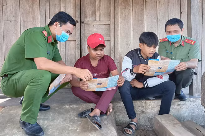 Đoàn viên Công an tỉnh Phú Yên tuyên truyền pháp luật về phòng, chống ma túy cho thanh niên dân tộc thiểu số ở xã Ea Ly, huyện Sông Hinh, tỉnh Phú Yên.