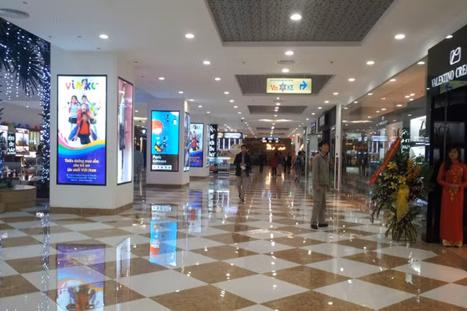 Tầng hầm khu đô thị Times City (Hà Nội) được xây dựng làm Trung tâm thương mại phục vụ nhu cầu mua sắm của người dân.