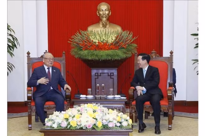 Thường trực Ban Bí thư Võ Văn Thưởng tiếp Cố vấn đặc biệt Liên minh Nghị sĩ hữu nghị Nhật-Việt Tekebe Tsutomu. (Ảnh: Phương Hoa/TTXVN)