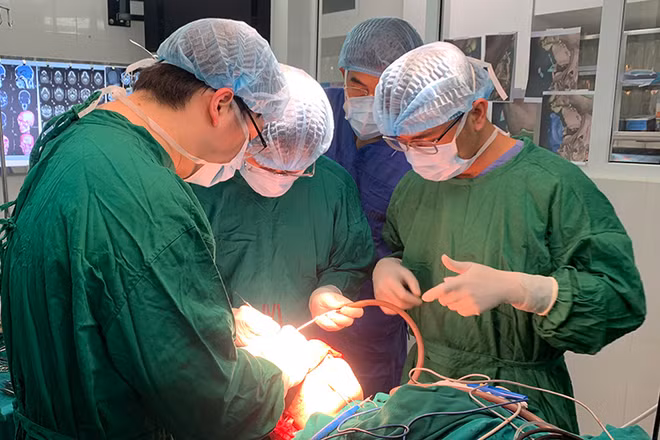 Các bác sĩ can thiệp cho bệnh nhân.