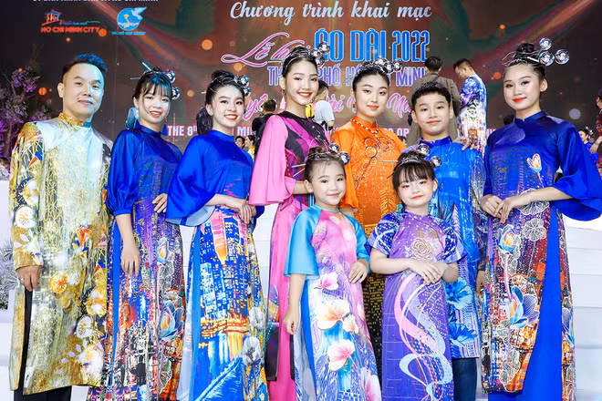 Nhà thiết kế Việt Hùng (ngoài cùng bên trái) cùng các người mẫu trình diễn bộ sưu tập áo dài. (Ảnh: Nhà thiết kế cung cấp)