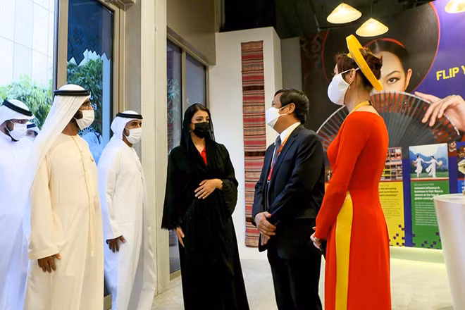 Đại sứ Việt Nam tại UAE Nguyễn Mạnh Tuấn cùng Giám đốc Nhà Triển lãm Việt Nam Phùng Thị Thanh Thủy vinh dự tiếp kiến Ngài Sheikh Mohammed bin Rashid al Maktoum, Quốc vương Dubai, Phó Tổng thống kiêm Thủ tướng UAE đến thăm Nhà Triển lãm Việt Nam nhân Ngày Quốc tế Phụ nữ. (Ảnh: EXPO 2020 Dubai)