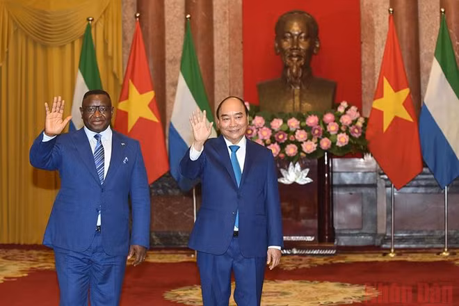 Chủ tịch nước Nguyễn Xuân Phúc và Tổng thống nước Cộng hòa Sierra Leone Julius Maada Bio.