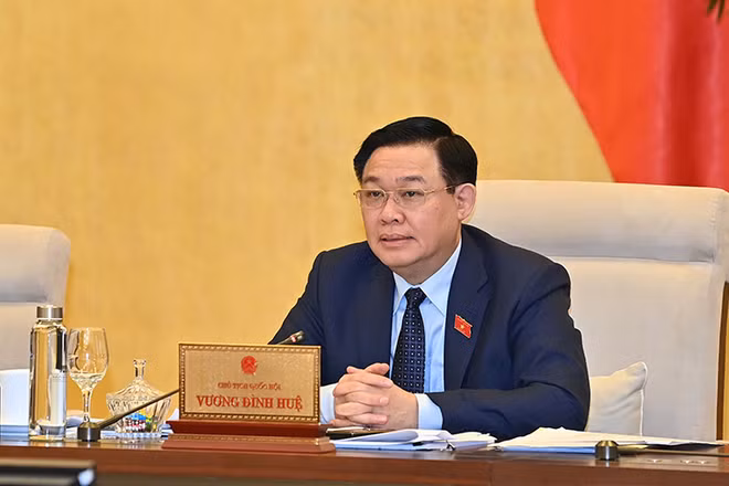 Chủ tịch Quốc hội Vương Đình Huệ phát biểu ý kiến chỉ đạo tại phiên họp của Ủy ban Thường vụ Quốc hội.