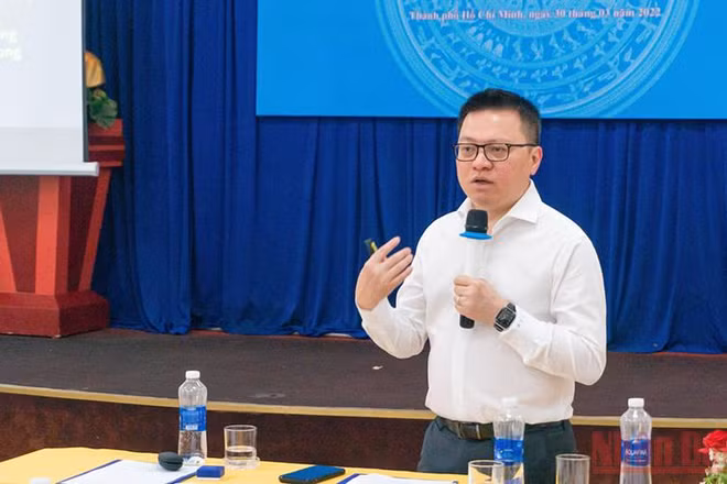 Đồng chí Lê Quốc Minh báo cáo chuyên đề về “Chuyển đổi số trong báo chí”.