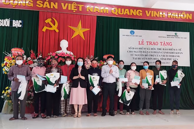 Trao tặng sổ bảo hiểm xã hội và thẻ bảo hiểm y tế cho người dân có hoàn cảnh khó khăn tại huyện Sơn Hòa, tỉnh Phú Yên.