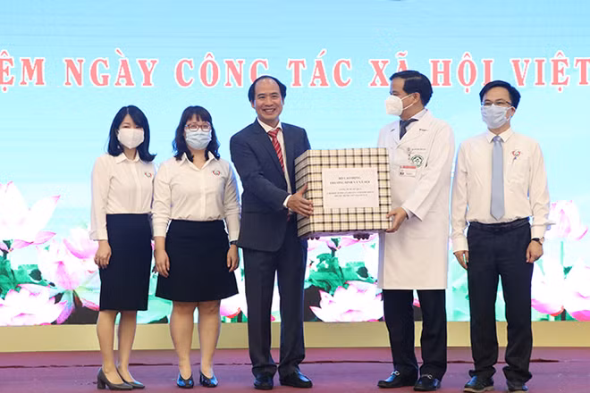 Đại diện Bộ Lao động-Thương binh và Xã hội trao 50 suất quà cho đối tượng có hoàn cảnh khó khăn ở Bệnh viện Bạch Mai (Ảnh: Molisa).