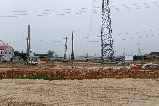 Tập trung di dời hệ thống đường điện cao thế ở nút giao Diễn Cát, huyện Diễn Châu để bàn giao cho nhà thầu thi công trong thời gian sớm nhất.