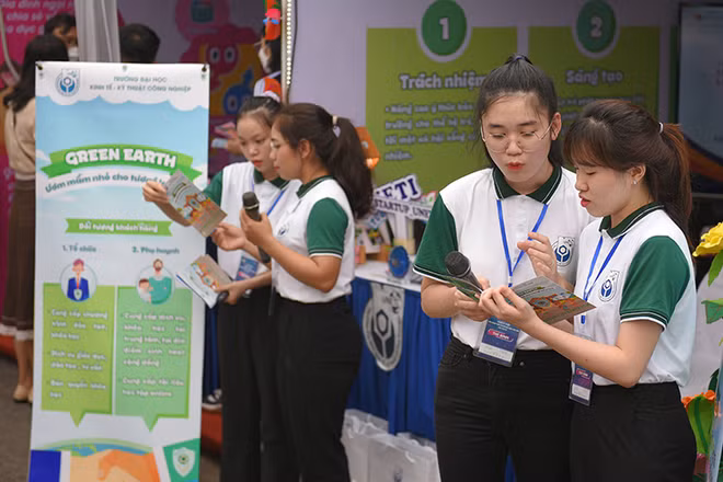 Gian hàng trưng bày của Trường đại học Kinh tế-Kỹ thuật Công nghiệp tại Ngày hội Khởi nghiệp Quốc gia của học sinh, sinh viên.