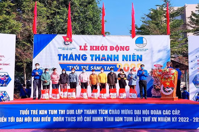 Trao tặng mô hình phát triển kinh tế cho các hộ gia đình chính sách, gia đình có hoàn cảnh đặc biệt khó khăn khu vực biên giới.