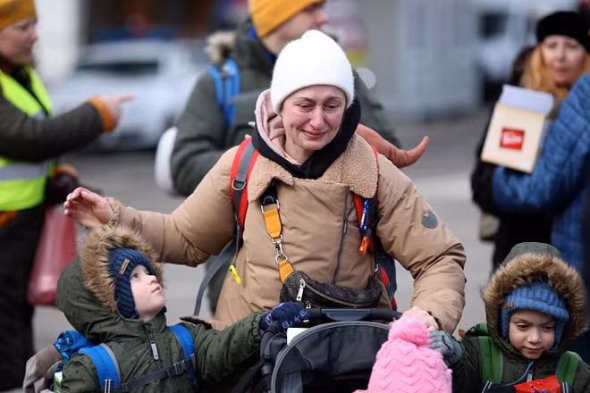 Người dân Ukraine đi sơ tán tại cửa khẩu biên giới ở Siret, Romania. (Ảnh: REUTERS)