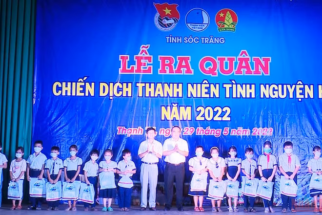 Tặng quà cho học sinh có hoàn cảnh khó khăn.