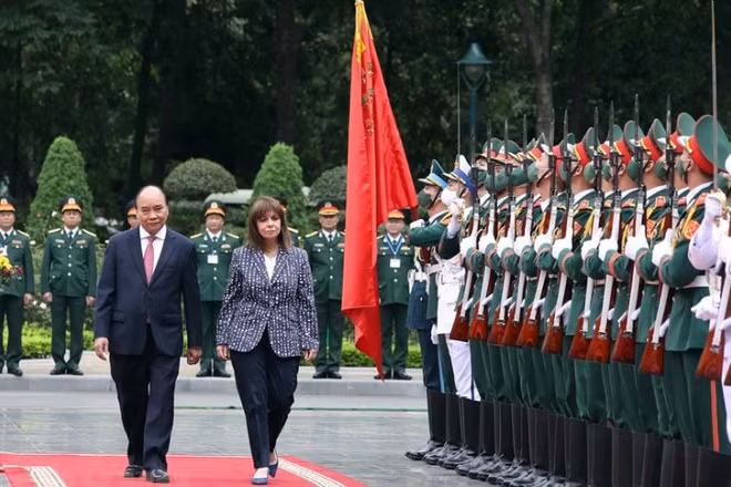 Chủ tịch nước Nguyễn Xuân Phúc và Tổng thống Hy Lạp Katerina Sakellaropoulou duyệt Đội danh dự Quân đội nhân dân Việt Nam. (Ảnh: TTXVN)