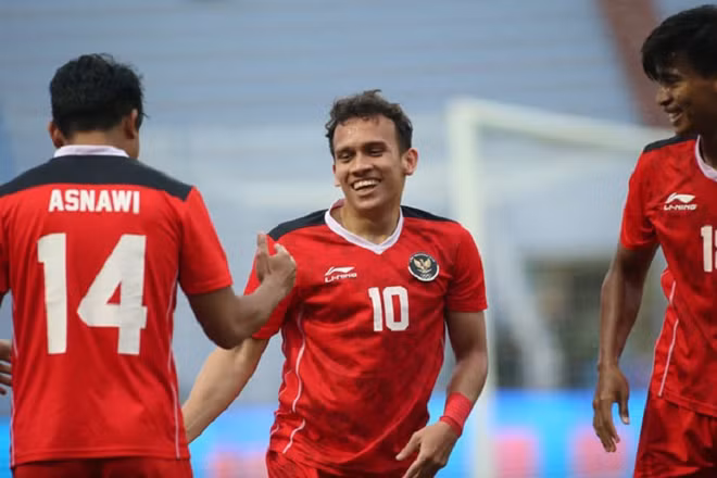 Tiền đạo Egy Maulana Vikri (số 10) ăn mừng sau khi ghi bàn mở tỷ số cho U23 Indonesia. (Ảnh: 24h.com.vn)