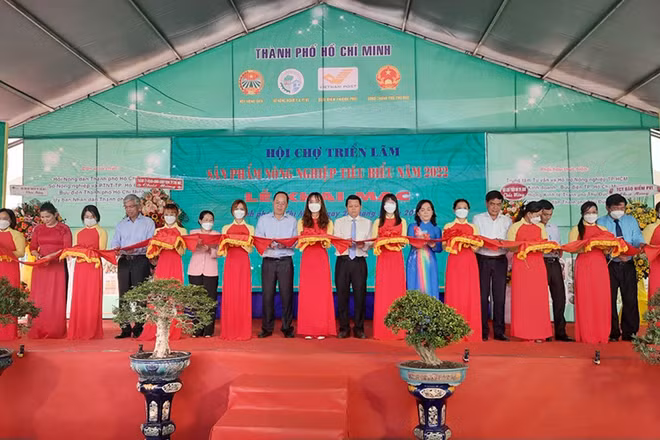 Cắt băng khai mạc hội chợ, triển lãm sản phẩm nông nghiệp tiêu biểu Thành phố Hồ Chí Minh.