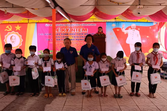 Đại diện Ban liên lạc Cựu chiến binh Trung đoàn 174, Sư đoàn 5 trao tặng quà cho học sinh nghèo vượt khó, học giỏi... trên địa bàn xã Thái Bình Trung, huyện Vĩnh Hưng, tỉnh Long An. 