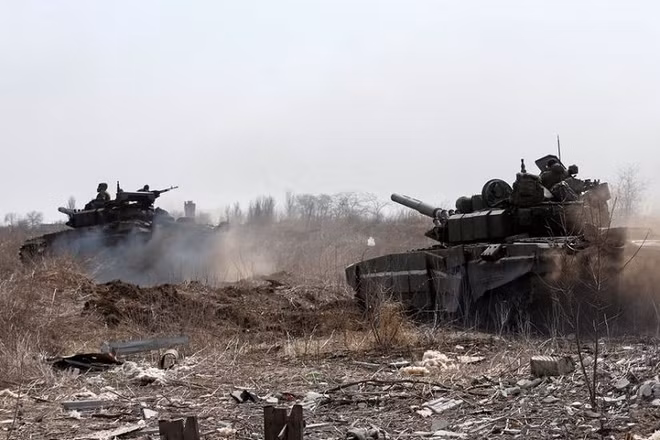 Xe tăng của lực lượng Nga ở ngoại ô thành phố cảng Mariupol, phía nam Ukraine, ngày 20/3/2022. (Ảnh: Reuters)