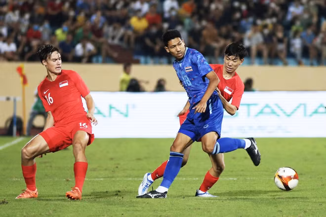 U23 Singapore (áo đỏ) mất thế trận từ ngay đầu hiệp 2. (Ảnh: TTXVN)