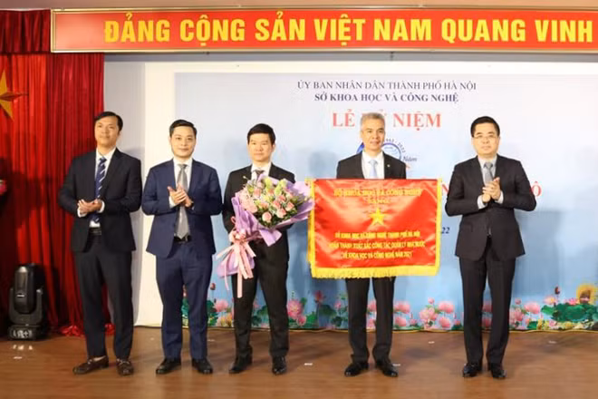 Sở Khoa học và Công nghệ Hà Nội nhận Cờ thi đua xuất sắc của Bộ Khoa học và Công nghệ.