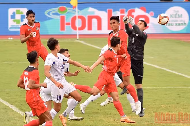 Tình huống đánh đầu nâng tỷ số lên 2-0 cho U23 Indonesia ở cuối hiệp 1. (Ảnh: TRẦN HẢI)